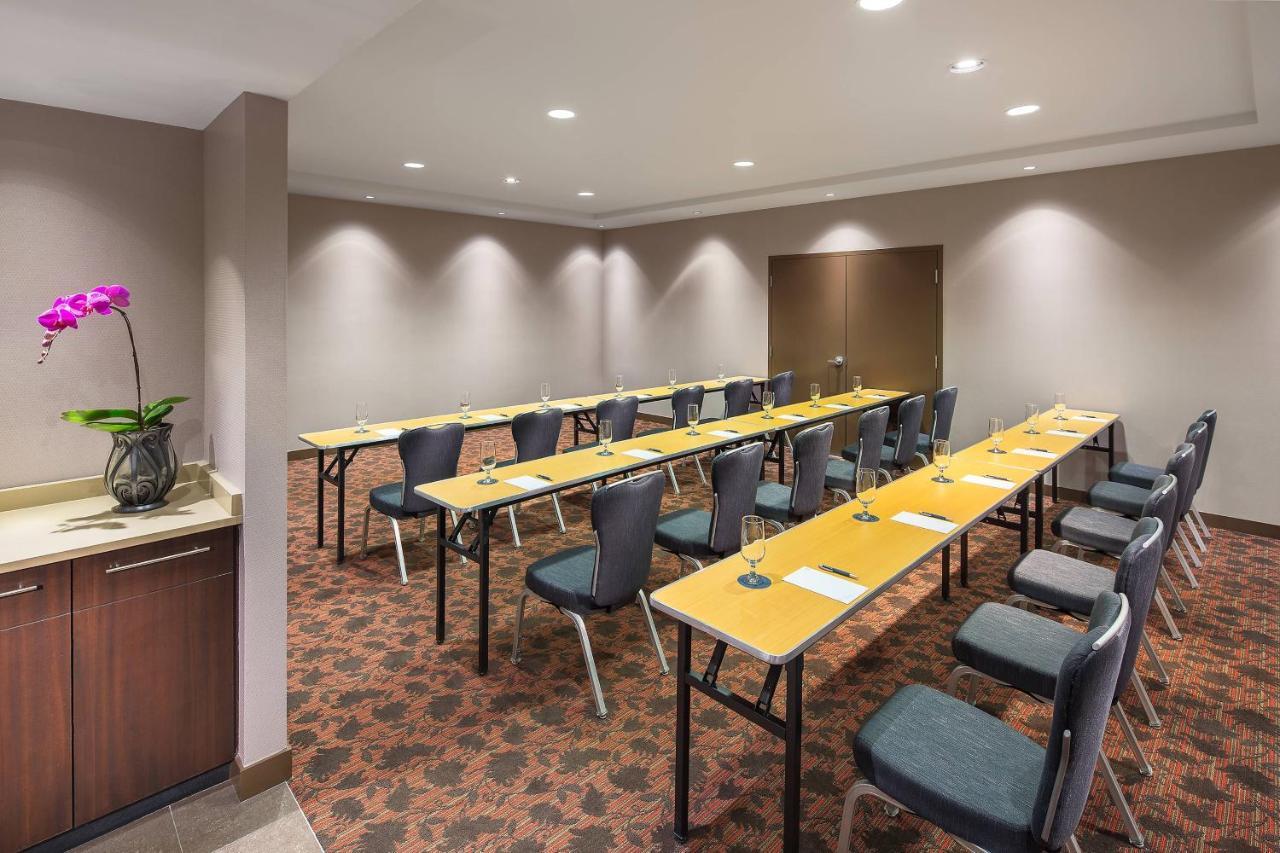 Sheraton Vancouver Airport Hotel Ричмонд Экстерьер фото