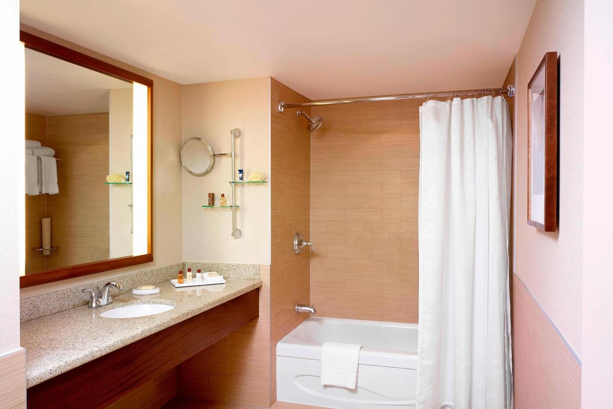Sheraton Vancouver Airport Hotel Ричмонд Экстерьер фото